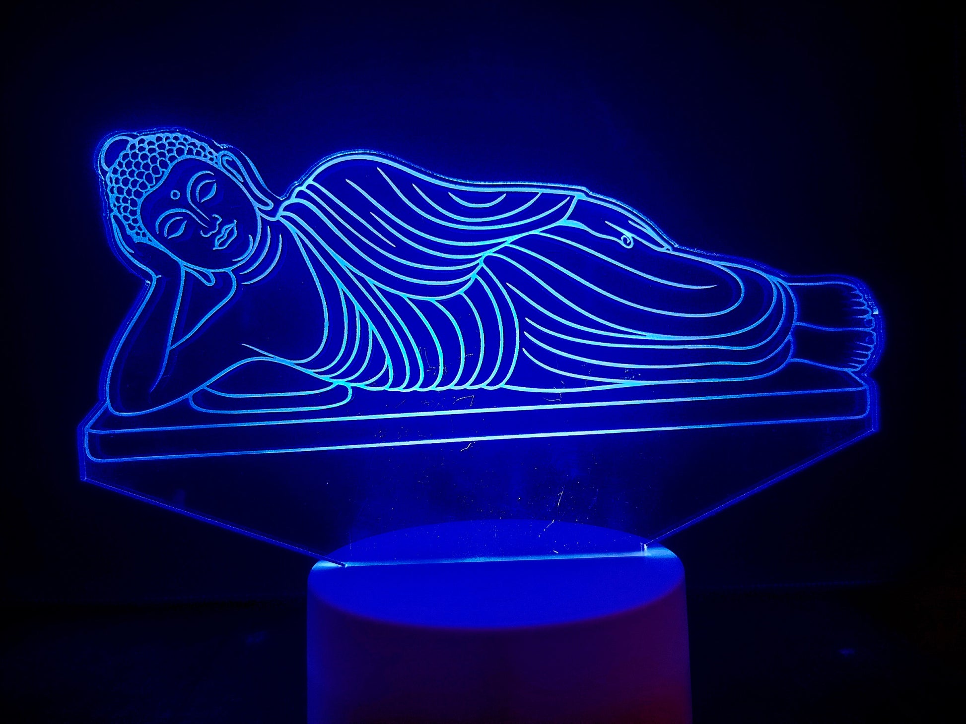 Side angle of LED reclining Buddha night lamp

Acrylic lamp of Buddha lying down from side

Side perspective of 3D Buddha illusion lamp

Laser-engraved side view of Buddha lamp